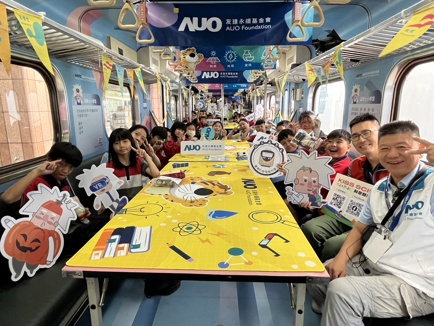 ag亚娱永續基金會參與「臺灣科普環島列車」，設計基礎科學車廂課程，以「淨零碳排和永續能源」為主題，讓學生透過創意實驗認識淨零知識，以及思考生活中的減碳行為