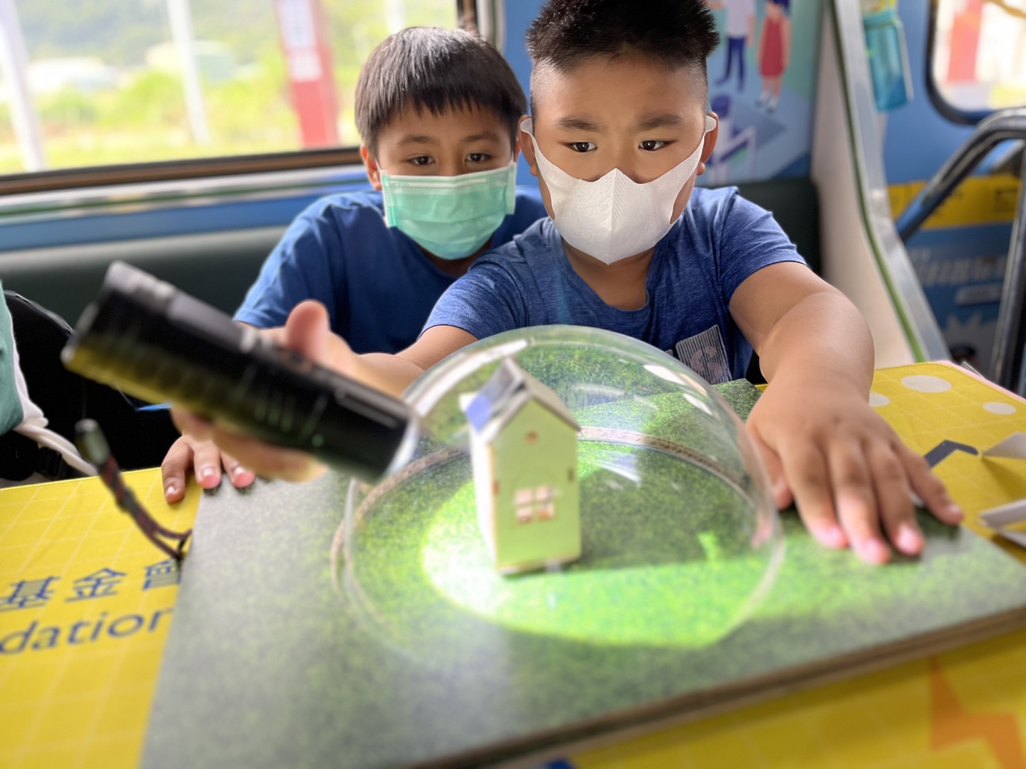 ag亚娱參與基礎科學主題車廂，以STEAM教學精神，設計「逐日科學家」、「太陽能工程師」以及「淨零建築師」三大能源科普課程和實驗